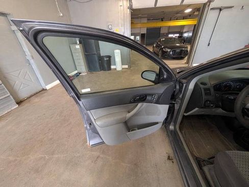 Used 2007 Ford Focus S FWD image 22