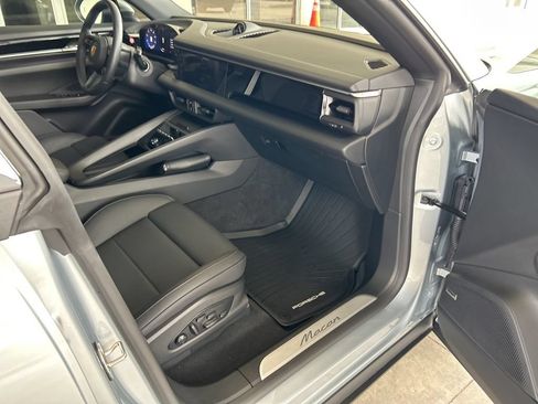 Used 2025 Porsche Macan Electric RWD image 24