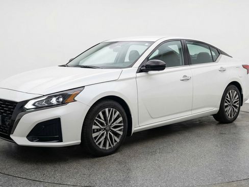 Used 2025 Nissan Altima 2.5 SV FWD image 3