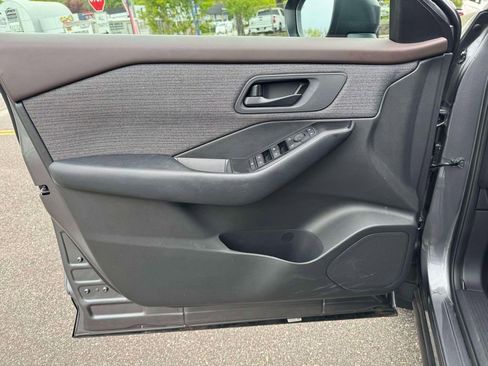 Used 2023 Nissan Rogue S AWD/4WD image 19