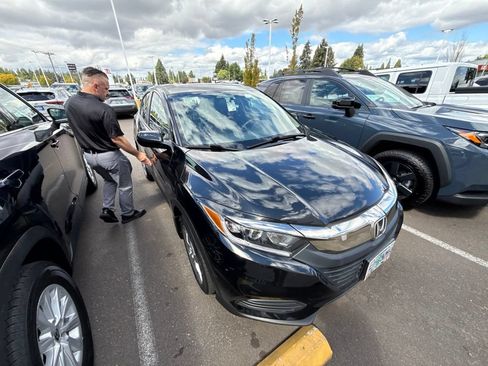 Used 2019 Honda HR-V LX image 3