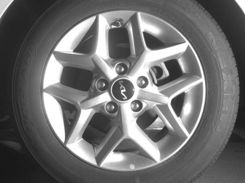Used 2025 Kia Soul LX w/ LX Technology Package FWD image 17