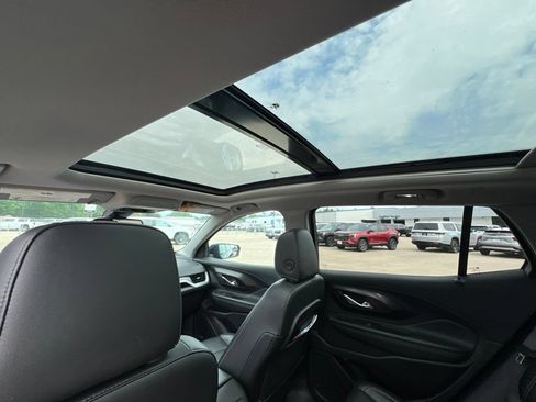 Used 2022 GMC Terrain SLT w/ Infotainment Package II AWD/4WD image 4