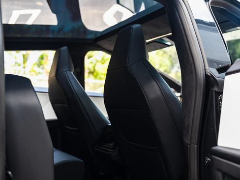 Used 2024 Tesla Cybertruck AWD Crew Cab image 26