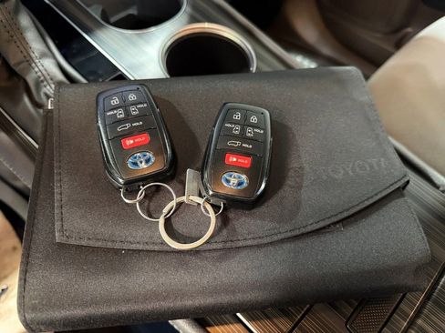 Used 2024 Toyota Sienna Limited image 44