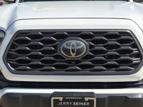 Used 2022 Toyota Tacoma TRD Off-Road w/ TRD Premium Off Road Package AWD/4WD image 10