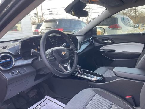 Used 2025 Chevrolet Trax LT w/ Driver Confidence Package FWD image 9