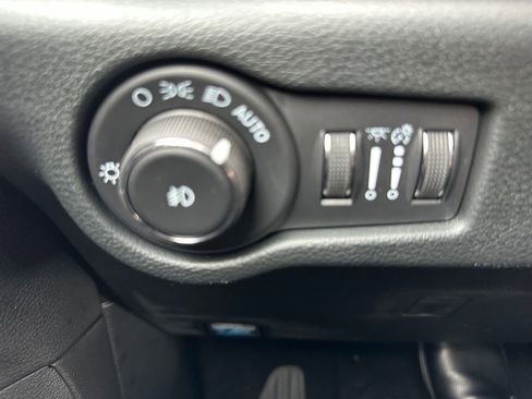 New 2025 Chrysler Pacifica Select FWD image 18