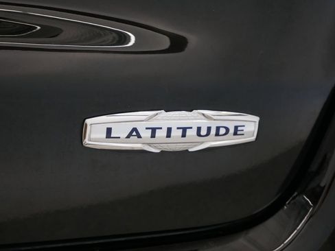 Certified 2025 Jeep Compass Latitude image 54