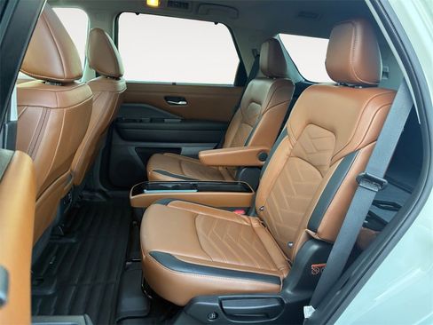 Used 2024 Nissan Pathfinder Platinum image 13