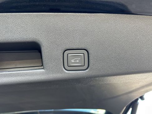 Used 2025 Chevrolet Traverse LT w/ Sun and Wheel Package image 8