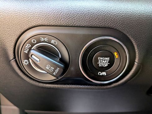 Used 2019 Maserati Levante image 32