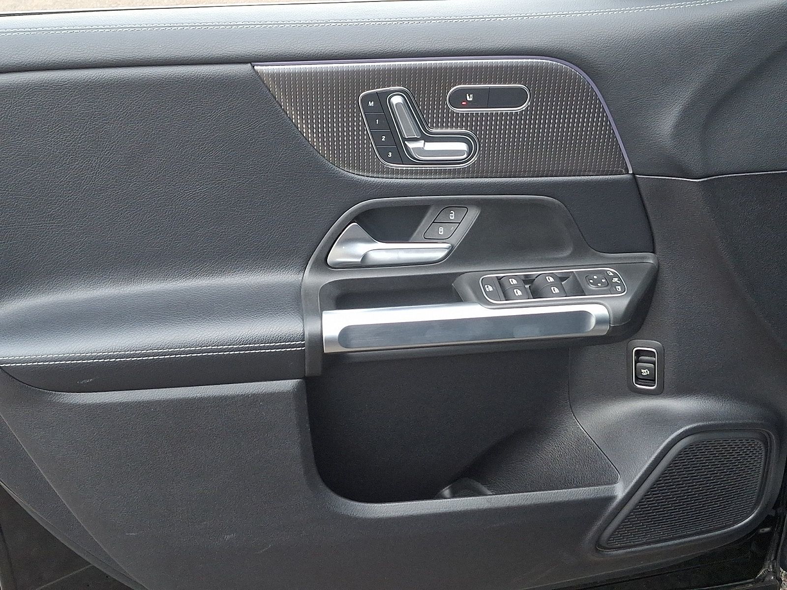 Used 2021 Mercedes-Benz GLB 250 4MATIC image 12
