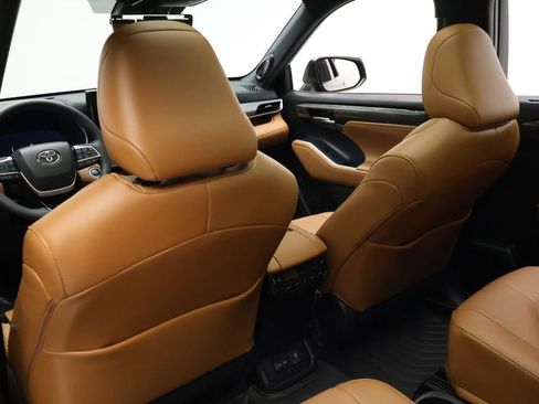 Certified 2024 Toyota Highlander Platinum FWD image 20