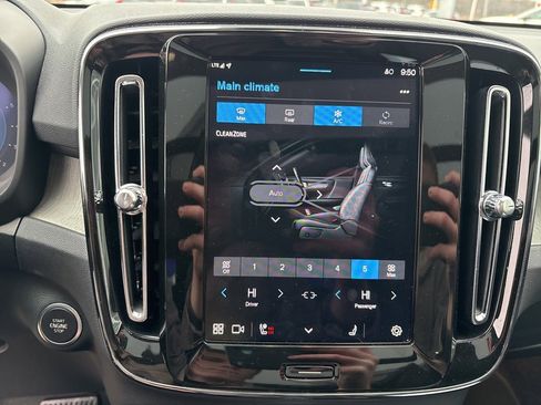 Certified 2025 Volvo XC40 B5 Core image 22