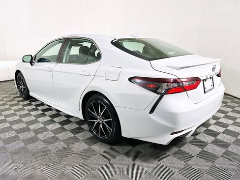 Used 2023 Toyota Camry SE image 5