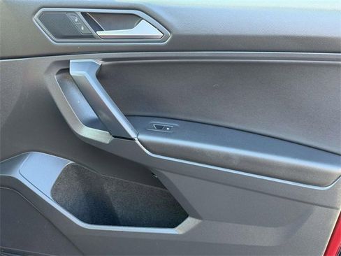 Used 2019 Volkswagen Tiguan SE image 10