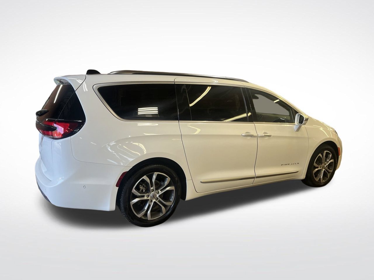 Used 2024 Chrysler Pacifica Pinnacle w/ Trailer Tow Group FWD image 6