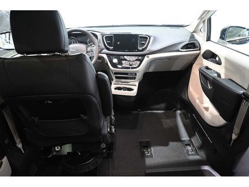 Used 2022 Chrysler Pacifica Touring-L FWD image 26