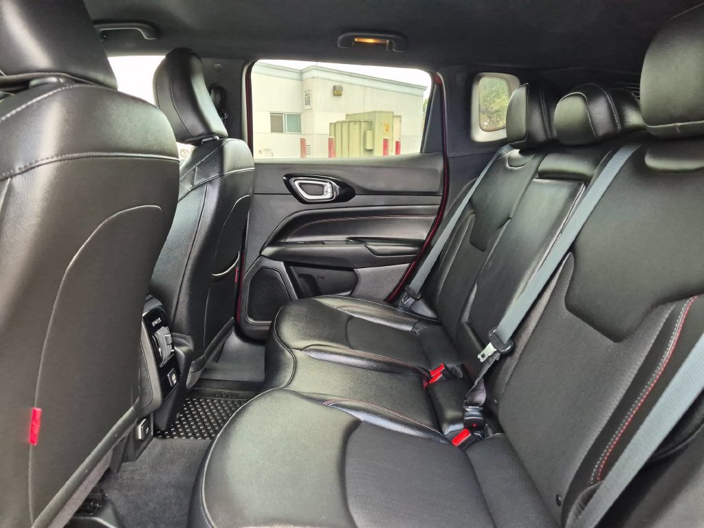 Used 2025 Jeep Compass Trailhawk AWD/4WD image 28