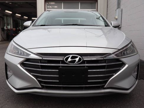 Used 2019 Hyundai Elantra SE FWD image 2