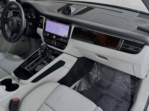 Certified 2025 Porsche Macan S image 31
