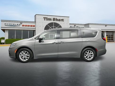 Used 2023 Chrysler Pacifica Touring-L FWD image 2