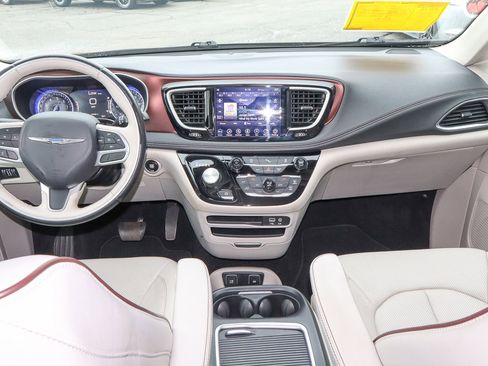 Used 2020 Chrysler Pacifica Limited image 11