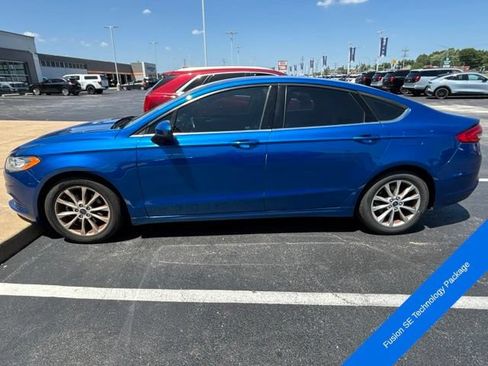 Used 2017 Ford Fusion SE w/ Fusion SE Technology Package FWD image 2