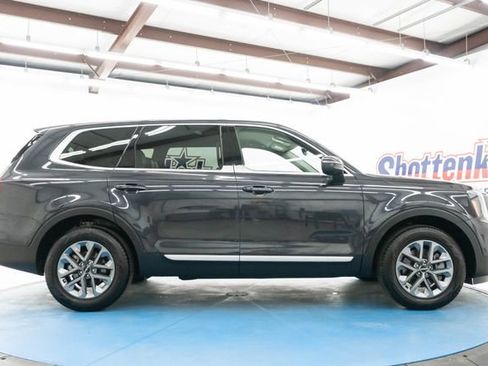 Used 2025 Kia Telluride LX image 11