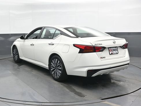 Used 2025 Nissan Altima 2.5 SV FWD image 9