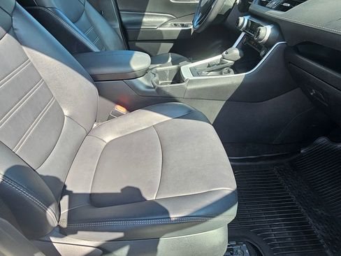 Used 2022 Toyota RAV4 XLE Premium image 9