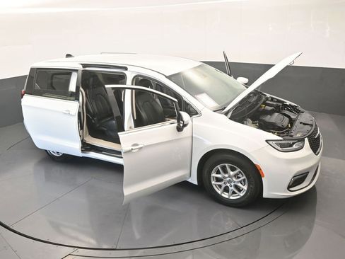 Used 2023 Chrysler Pacifica Touring-L image 72