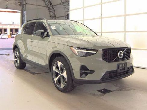 Used 2024 Volvo XC40 B5 Plus w/ Protection Package Premier AWD/4WD image 2