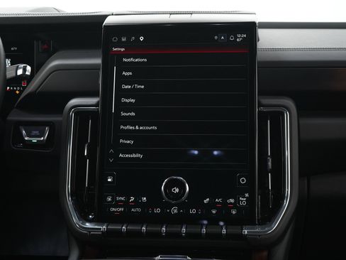 Used 2025 GMC Yukon XL Denali AWD/4WD image 17