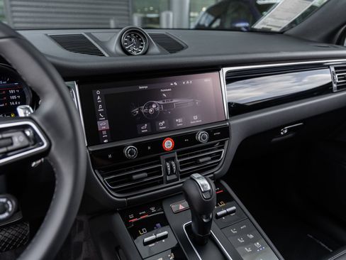 Certified 2026 Porsche Macan AWD/4WD image 30