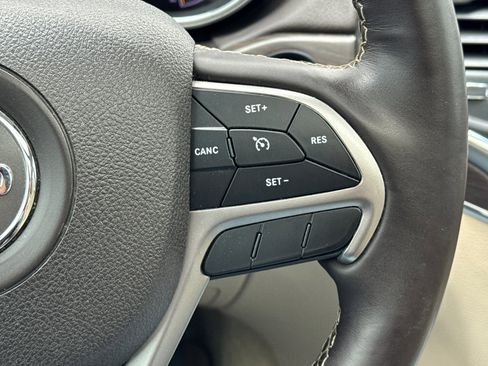 Used 2018 Jeep Grand Cherokee Overland AWD/4WD image 39