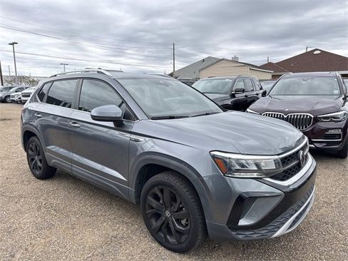 Used 2022 Volkswagen Taos SE w/ Panoramic Sunroof Package image 4