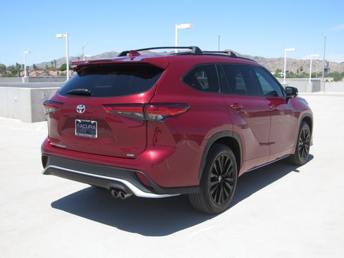 Used 2023 Toyota Highlander XSE FWD image 5