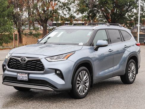 Used 2021 Toyota Highlander Platinum image 3