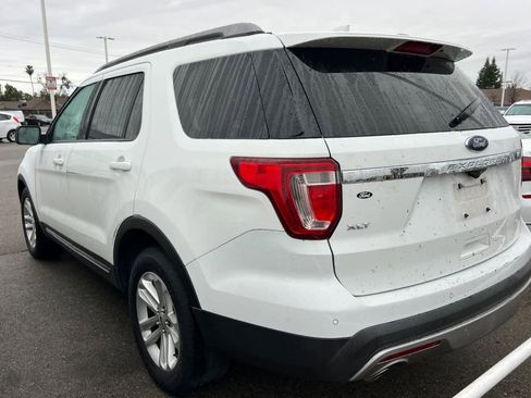 Used 2017 Ford Explorer XLT w/ Equipment Group 201A image 4