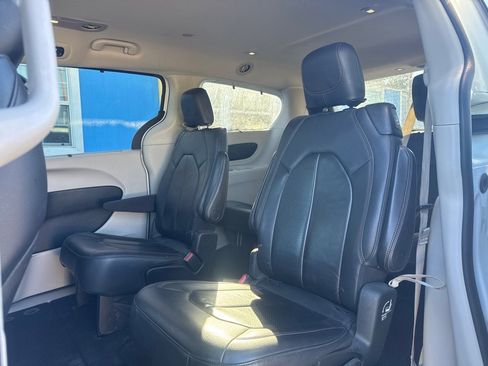 Used 2018 Chrysler Pacifica Touring-L image 9