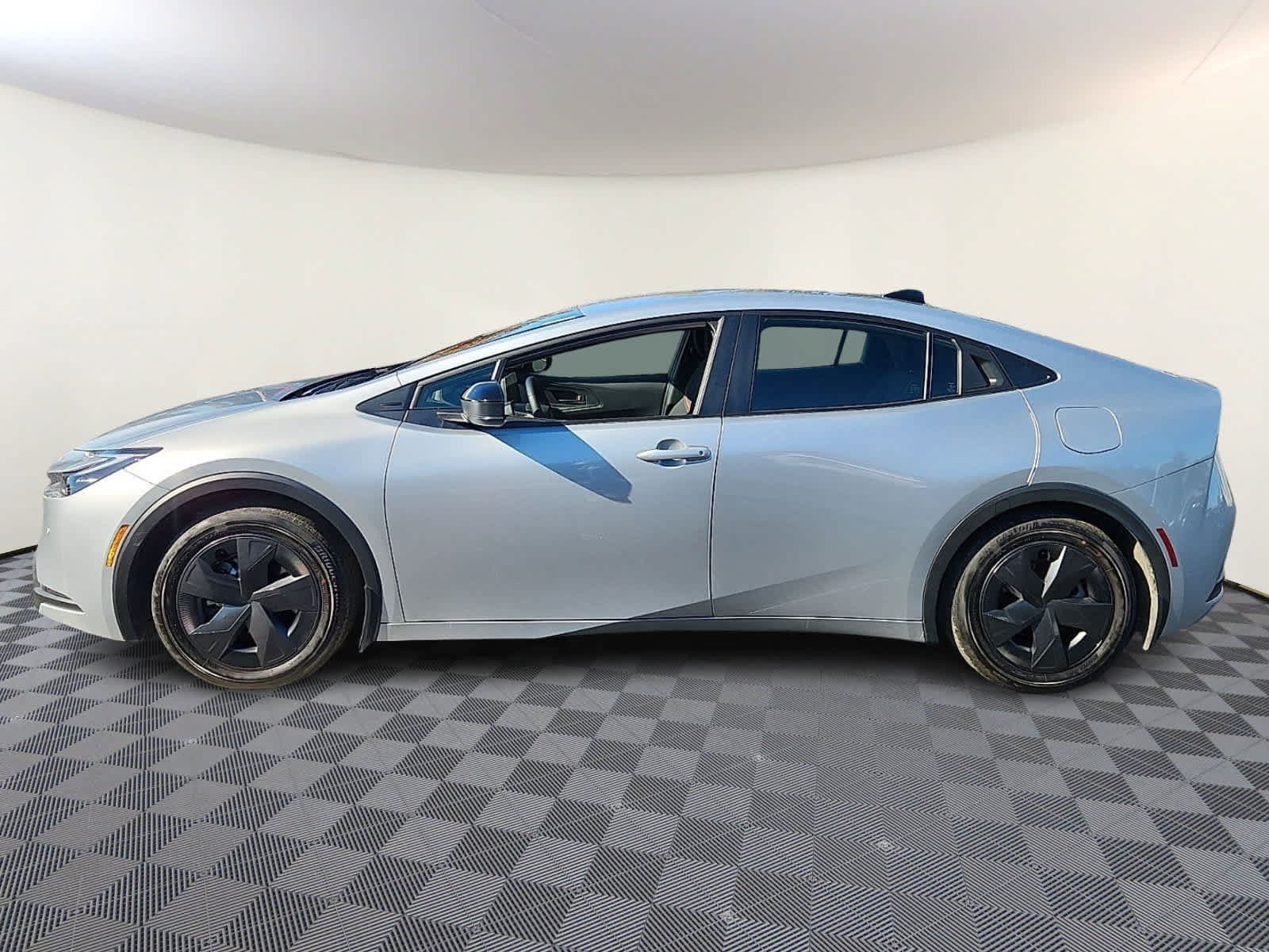 Used 2026 Toyota Prius Plug-In Hybrid FWD image 9