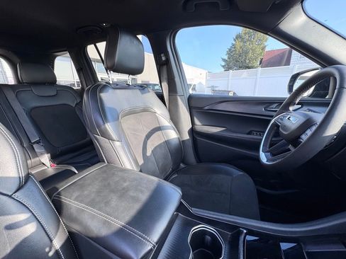 Used 2024 Jeep Grand Cherokee Altitude image 18