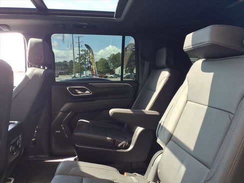 Used 2024 Chevrolet Suburban Z71 w/ Luxury Package AWD/4WD image 10