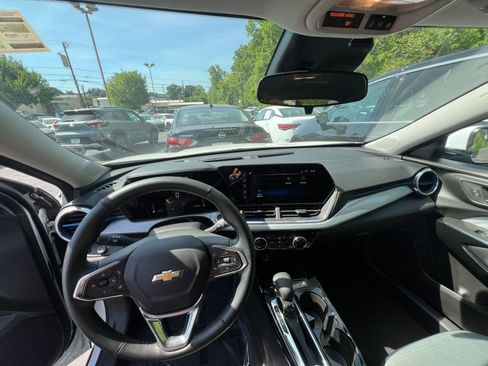 Used 2025 Chevrolet Trax LT w/ LT Convenience Package FWD image 28