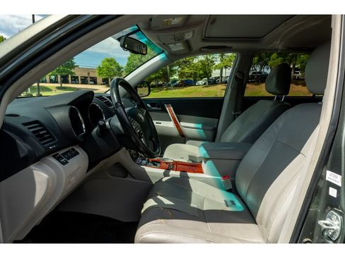 Used 2012 Toyota Highlander Limited w/ Tow Pkg FWD image 10