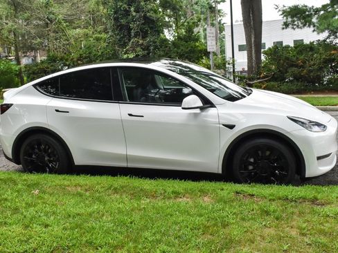 Used 2021 Tesla Model Y 2WD image 9