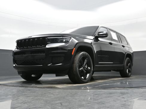 Used 2024 Jeep Grand Cherokee L Altitude image 25