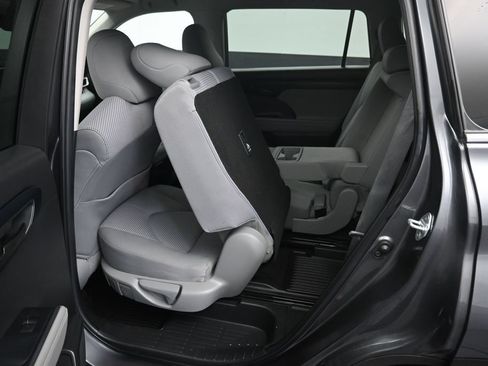 Used 2023 Toyota Highlander L FWD image 28